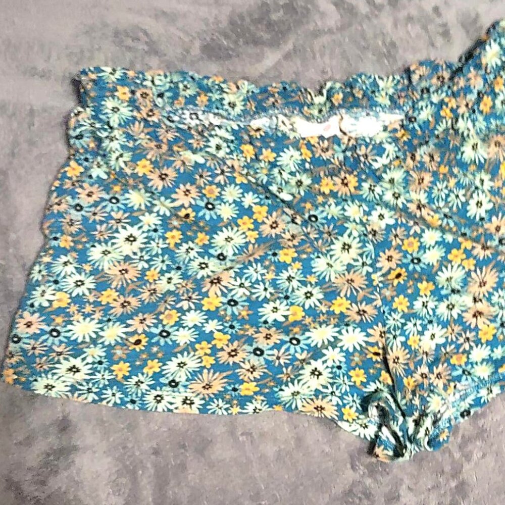 Shorts - Picture 7 of 10